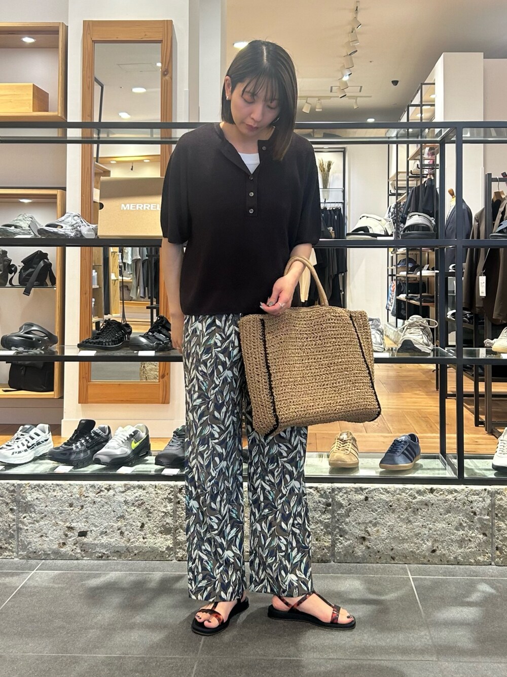 ブラック系のサンダル、グリーン系のその他パンツ、ベージュ系のトートバッグを着用したレディースの春コーディネートの2枚目の写真