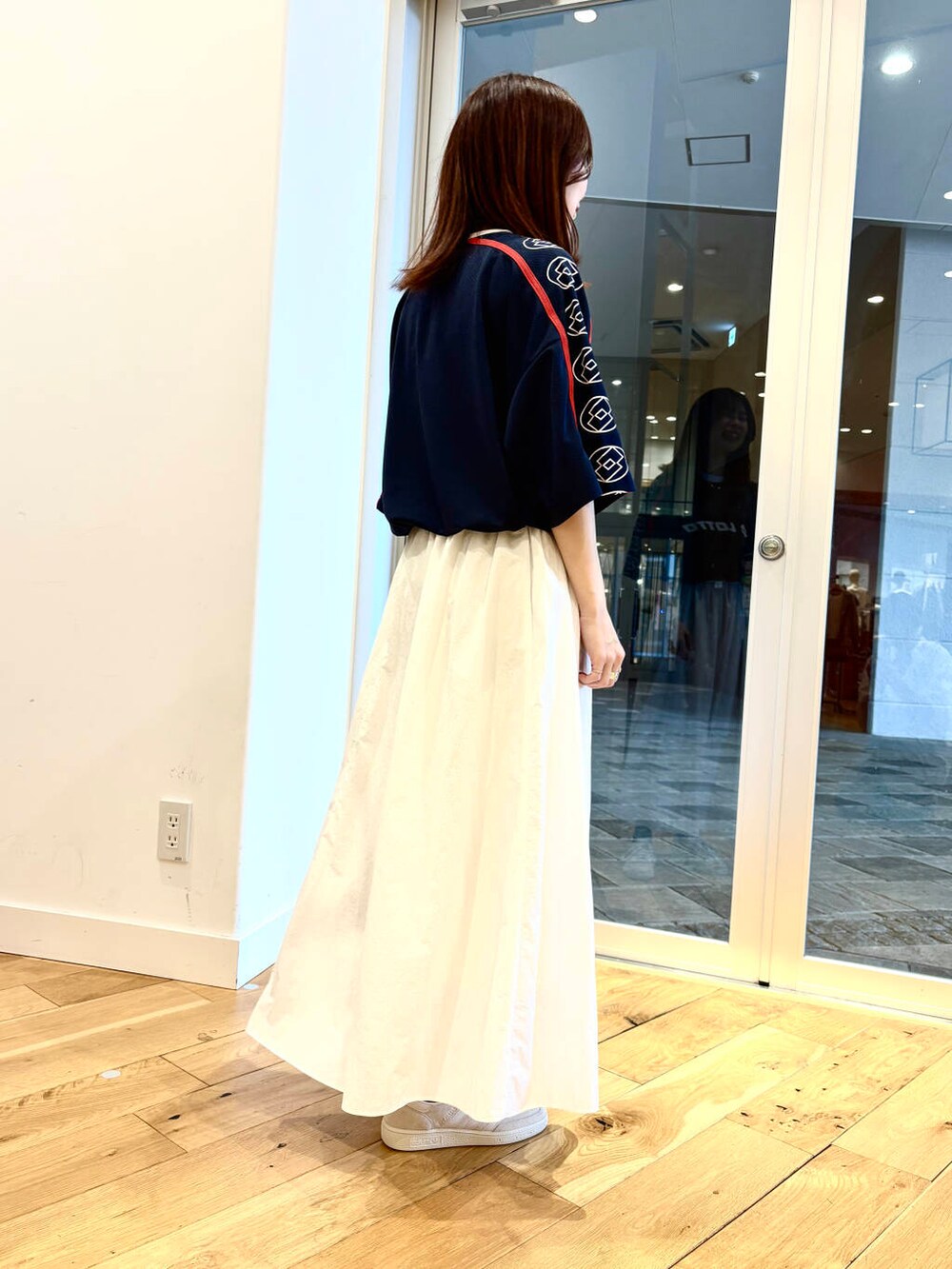 ホワイト系のスニーカー、ブルー系のTシャツ/カットソーを着用したレディースの春コーディネートの4枚目の写真