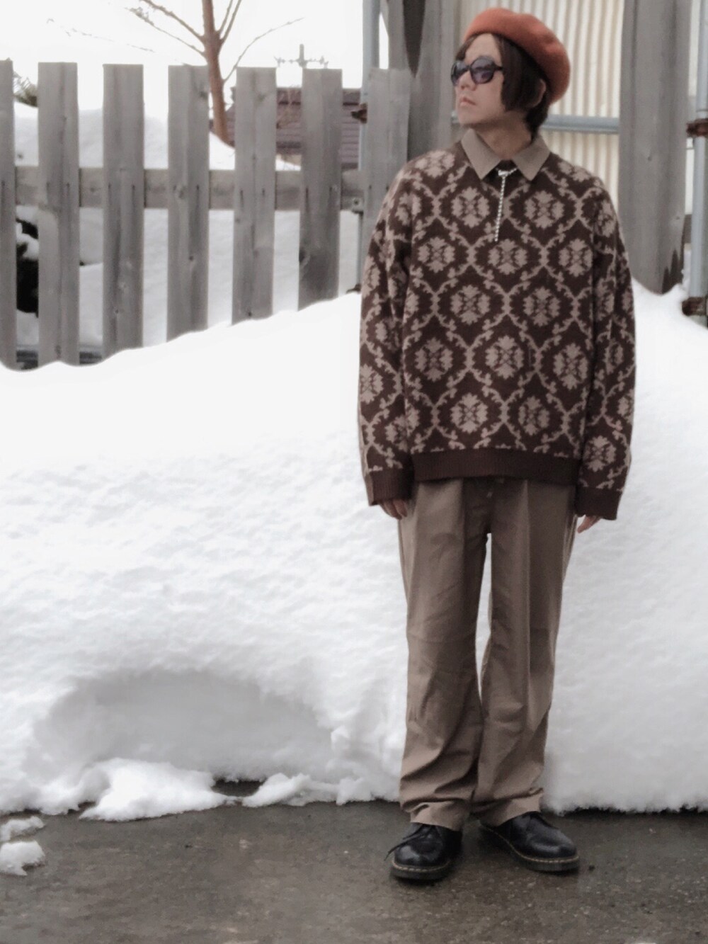 ブラウン系のニット/セーター、グリーン系のつなぎ/オールインワン、ブラウン系のローファーを着用したメンズの冬コーディネートの2枚目の写真