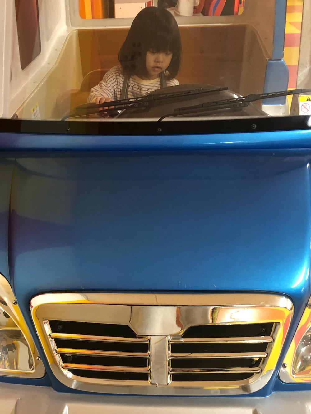 ホワイト系のシャツ/ブラウス、ブラック系のスラックス、ブラック系のブーツを着用したメンズの秋コーディネートの4枚目の写真