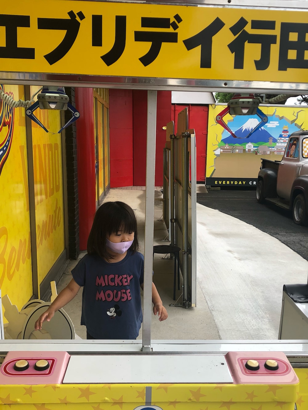 グリーン系のTシャツ/カットソー、その他のパンツ、ブラック系のサンダルを着用したメンズの夏コーディネートの3枚目の写真