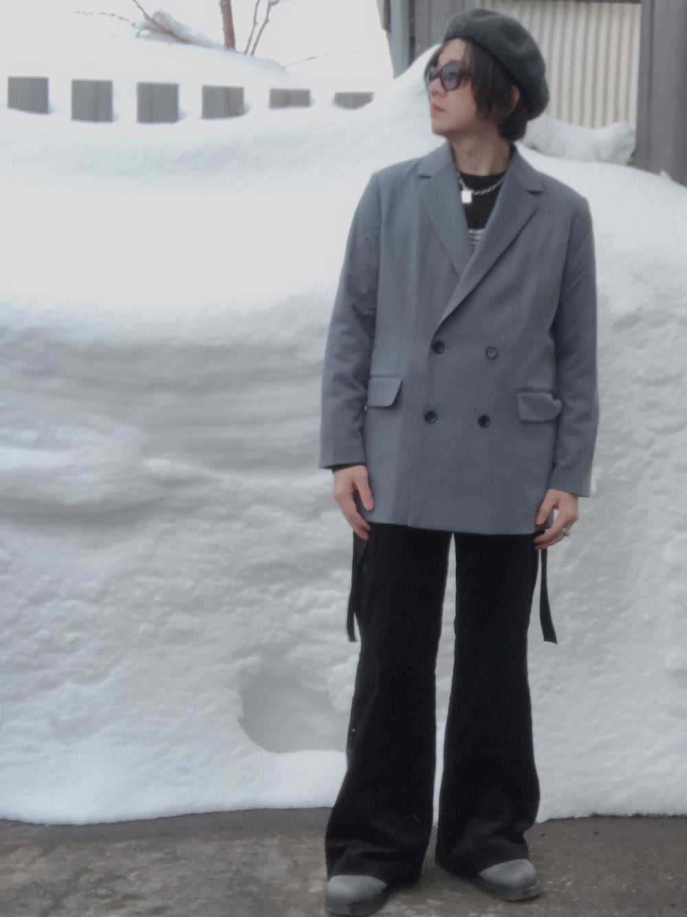 ブラック系のTシャツ/カットソー、ブルー系のテーラードジャケット、ブラック系のスラックスを着用したメンズの冬コーディネートの2枚目の写真