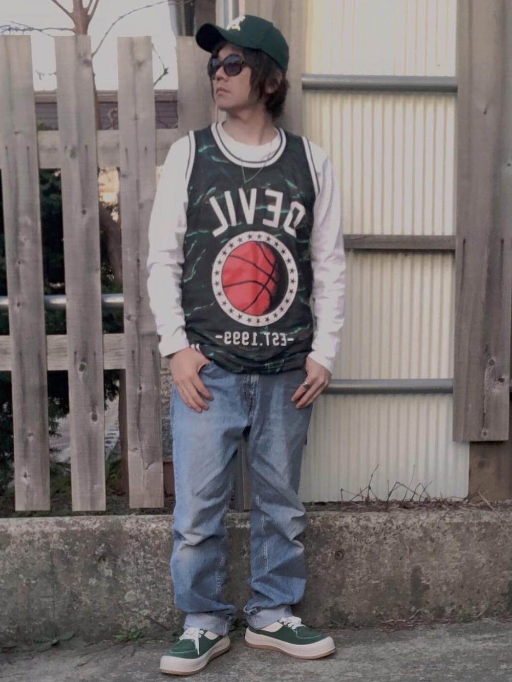 グリーン系のタンクトップ、ホワイト系のTシャツ/カットソー、ブルー系のデニムパンツを着用したメンズの春コーディネートの2枚目の写真