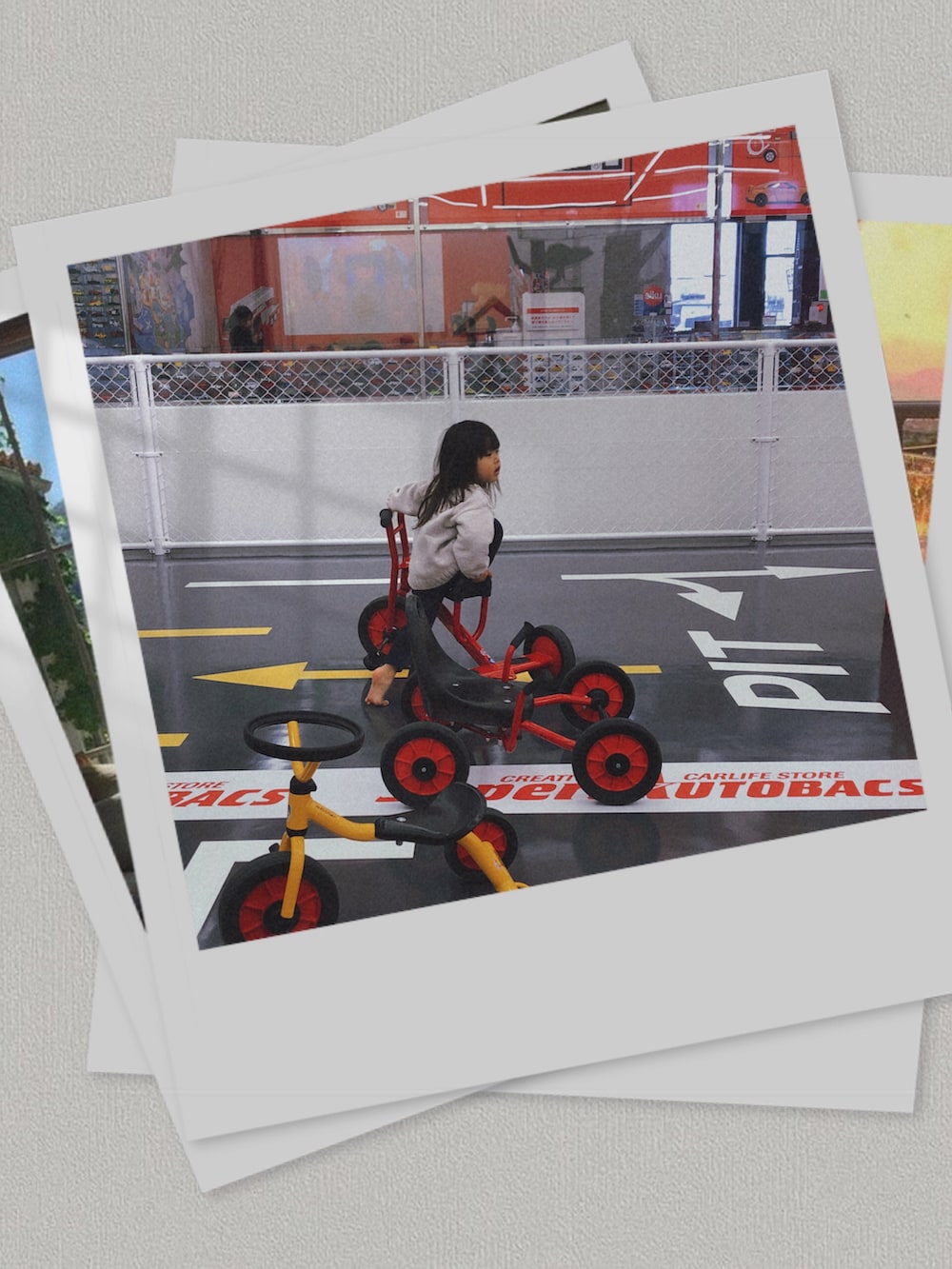 ブラック系のTシャツ/カットソー、ブルー系のテーラードジャケット、ブラック系のスラックスを着用したメンズの冬コーディネートの3枚目の写真