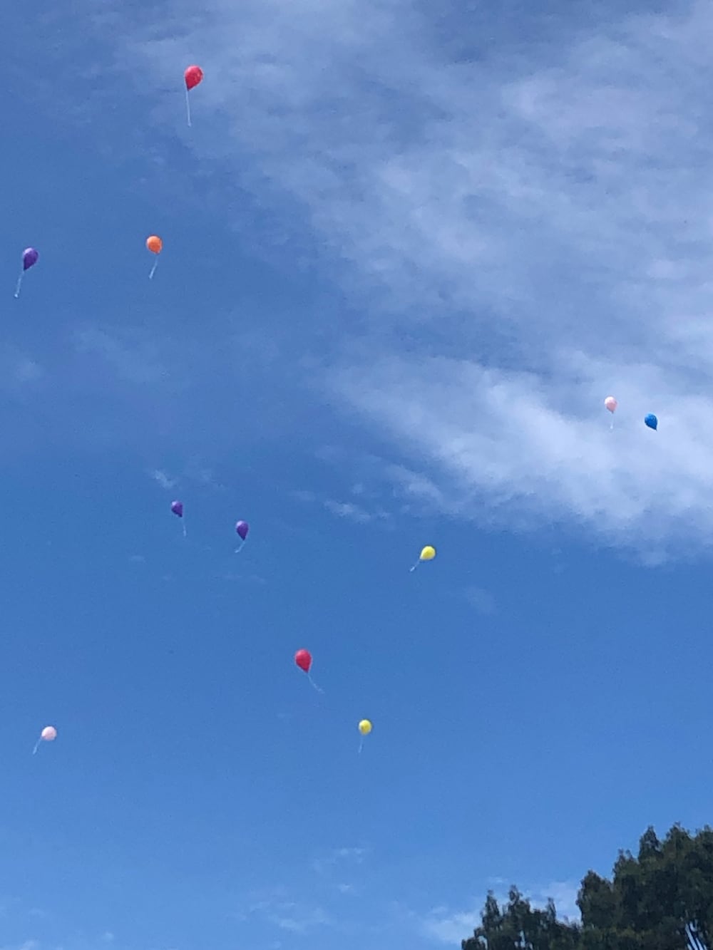 ホワイト系のシャツ/ブラウス、ブラック系のスラックス、ブラック系のブーツを着用したメンズの秋コーディネートの3枚目の写真