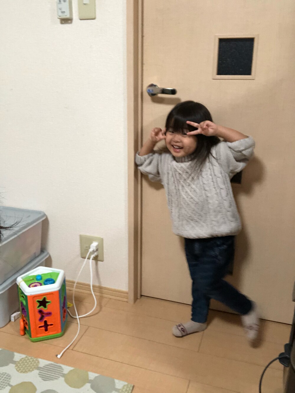 ブラウン系のニット/セーター、グリーン系のつなぎ/オールインワン、ブラウン系のローファーを着用したメンズの冬コーディネートの3枚目の写真