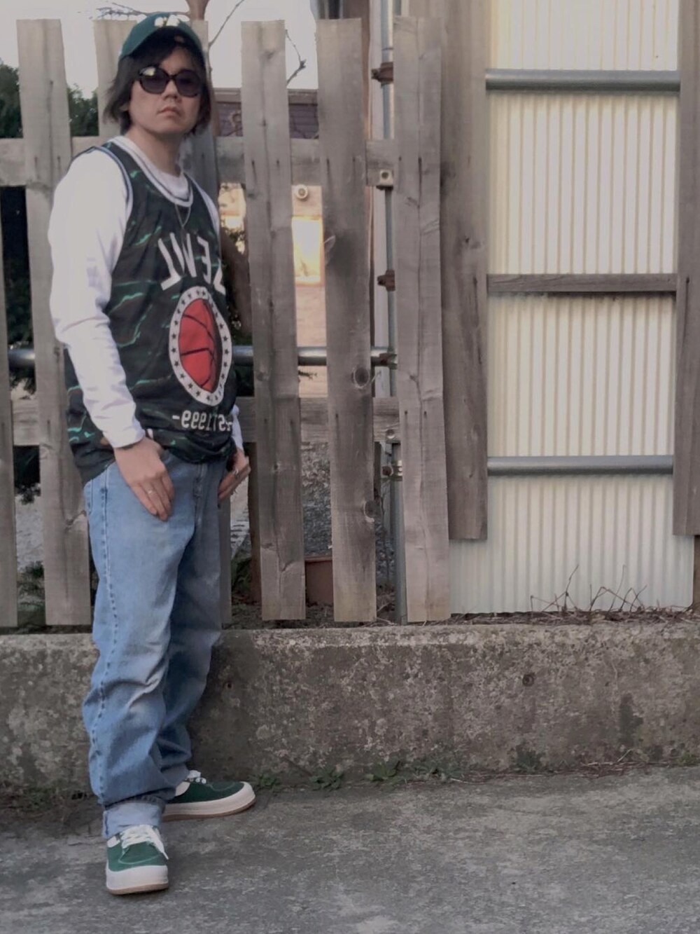 グリーン系のタンクトップ、ホワイト系のTシャツ/カットソー、ブルー系のデニムパンツを着用したメンズの春コーディネートの4枚目の写真