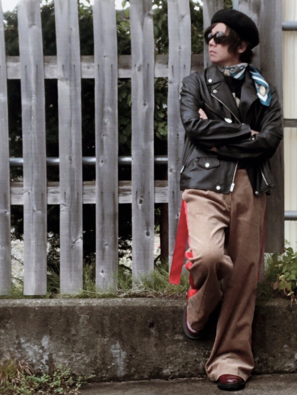 ブラック系のTシャツ/カットソー、その他のジャケット/アウター、ブラウン系のその他パンツを着用したメンズの秋コーディネートの2枚目の写真