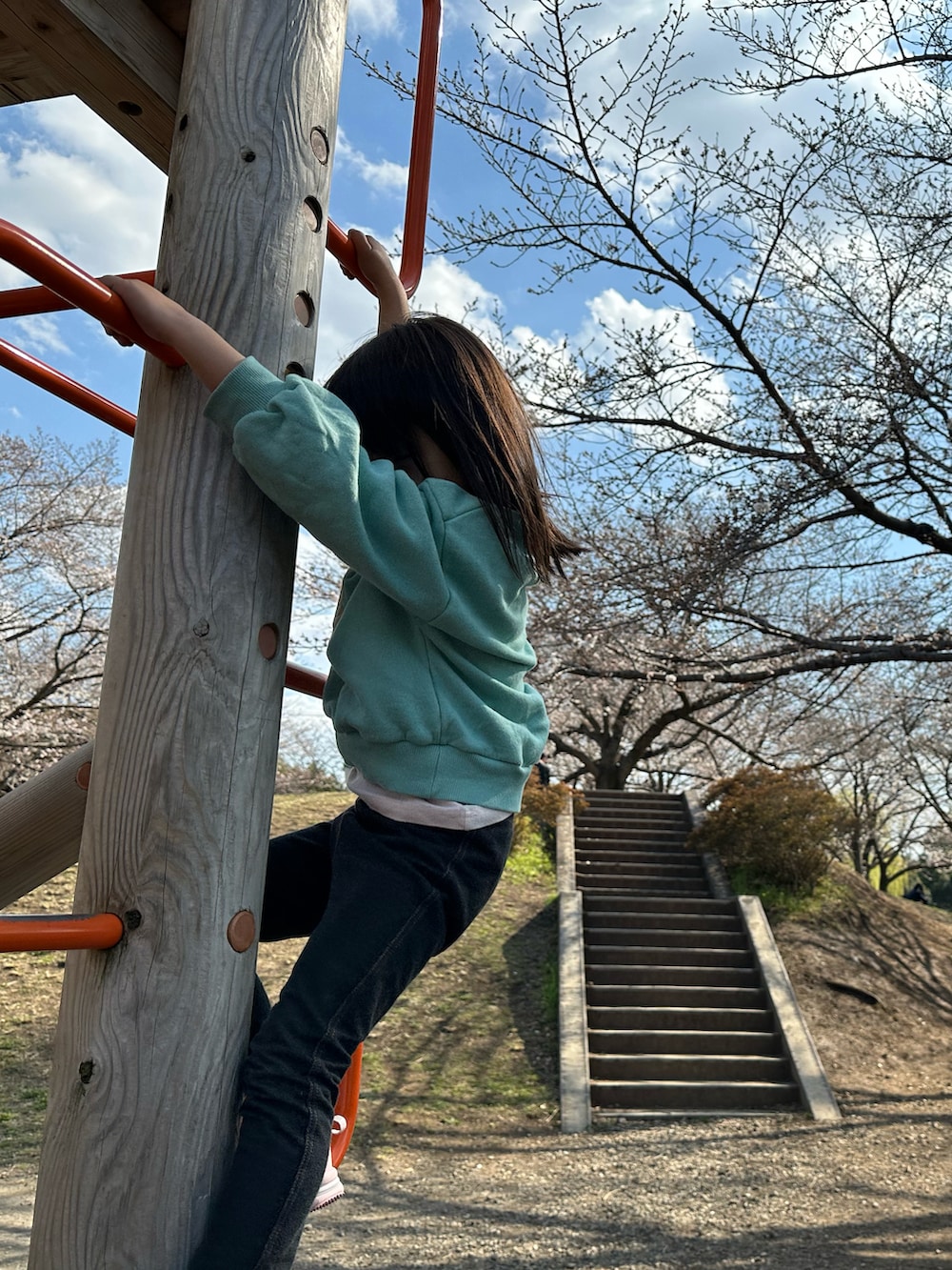 ブラウン系のショルダーバッグ、ブラック系のシャツ/ブラウス、その他のパンツを着用したメンズの春コーディネートの3枚目の写真