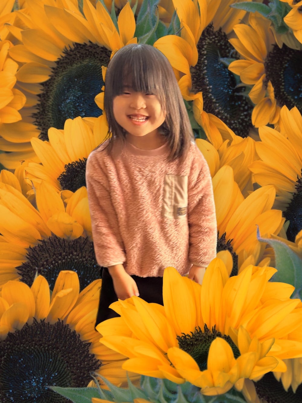 グリーン系のニット/セーター、ベージュ系のチノパンツ、ブラウン系のローファーを着用したメンズの春コーディネートの2枚目の写真