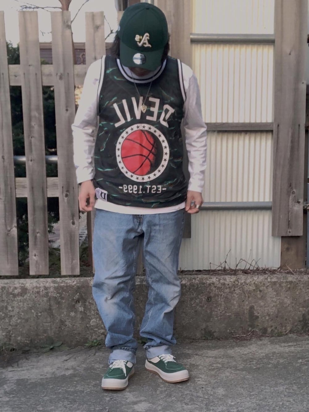 グリーン系のタンクトップ、ホワイト系のTシャツ/カットソー、ブルー系のデニムパンツを着用したメンズの春コーディネートの3枚目の写真