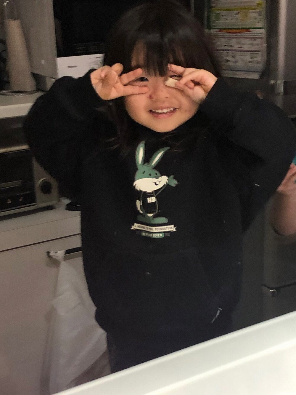 ブラック系のベスト、ブルー系のトップス、ブラック系のデニムパンツを着用したメンズの春コーディネートの3枚目の写真