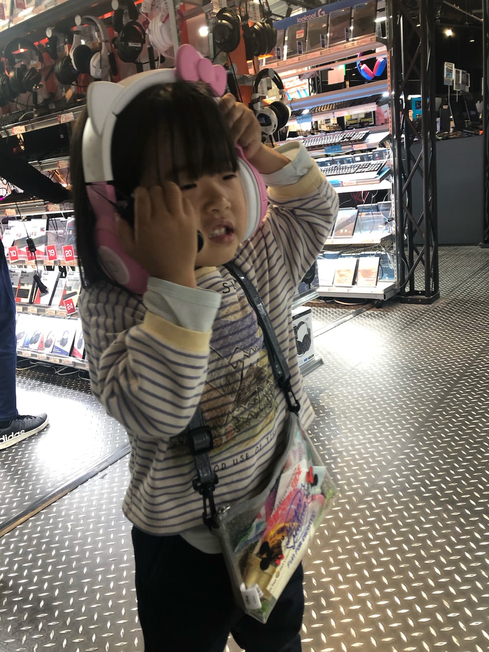 その他のトップス、ベージュ系のその他パンツ、ブラウン系のスニーカーを着用したメンズの秋コーディネートの3枚目の写真