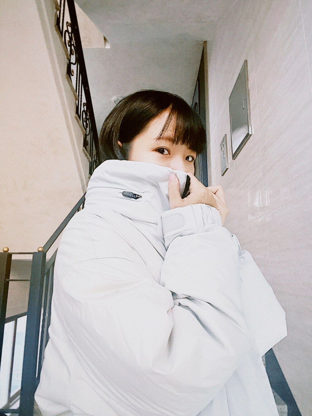 ホワイト系のダウンジャケット/コートを着用したレディースの秋コーディネートの2枚目の写真