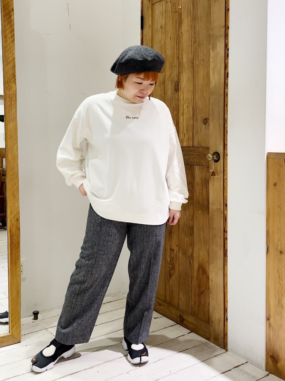 「ダウン、ダウンコート、ロングコート、ロゴT、センタープレス、モノトーン、ピュアルセシン、相互フォロー、冬コーデ、エアリフト、ベレー帽、グレンチェック、パンツスタイル」｜「NIKEのNIKE ナイキ W AIR RIFT BR エア リフト BR WDN1338 001BLACK/RUSHOG（スニーカー、ブラック系）」を使った、pualkisakoさん（レディース・152cm）の冬コーディネートの2枚目の写真
