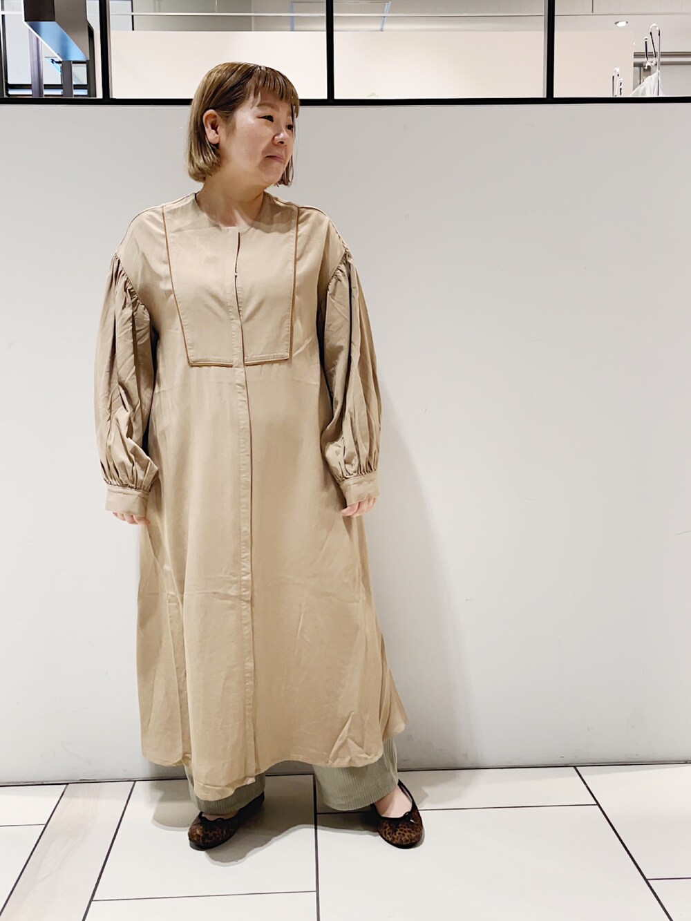 「ワンピース、ワイドパンツ、ベージュ、ボア、ボアジャケット、リバーシブル、冬コーデ、バレエシューズ、レオパード、ピュアルセシン、相互フォロー、レイヤードスタイル、ワントーンコーデ」｜「PUAL CE CINのＯ’ＫＹＴＩオキティ　バレエシューズ（プリント）（バレエシューズ、その他）」を使った、pualkisakoさん（レディース・152cm）の冬コーディネートの2枚目の写真