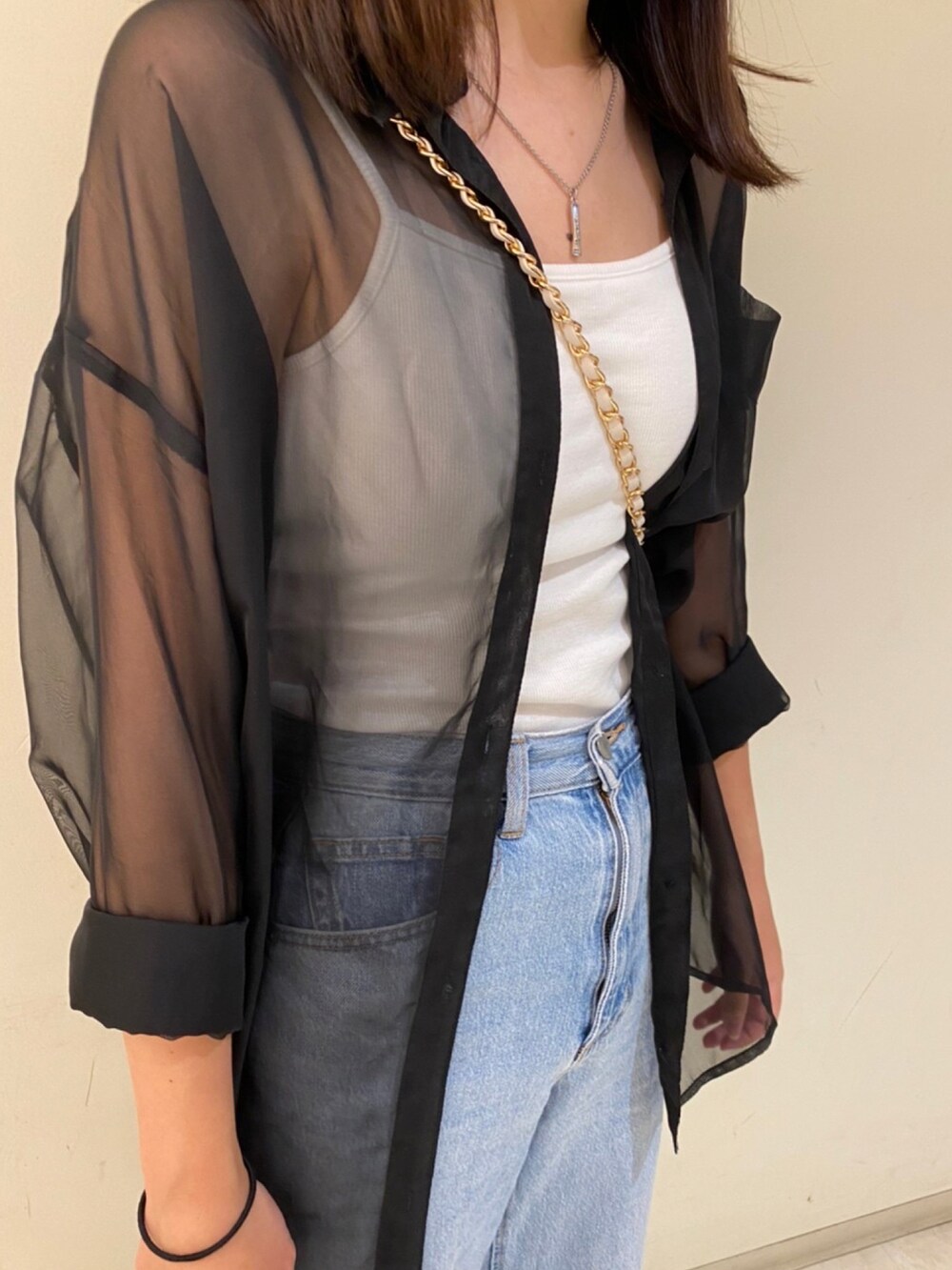 ホワイト系のショルダーバッグ、ホワイト系のキャミソールを着用したレディースの夏コーディネートの2枚目の写真