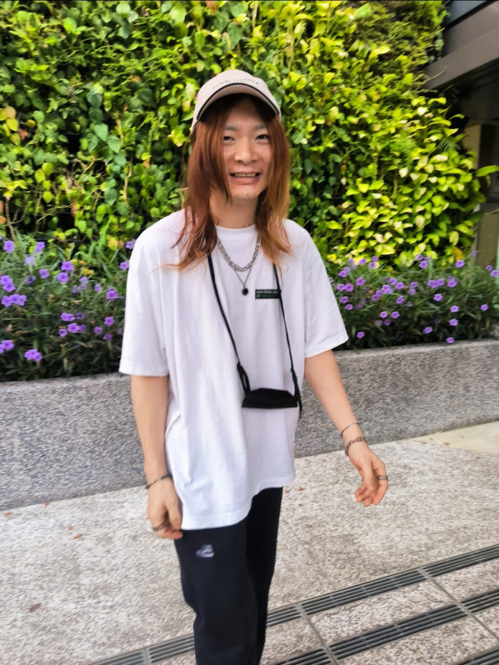 「メンズファッション、夏コーデ、スウェットパンツ、ユニクロ、Tシャツ、シンガポール」｜「VANSのアイテム（スウェットパンツ、ブラック系）」を使った、Tuna Shakeさん（メンズ・174cm）の夏コーディネートの2枚目の写真