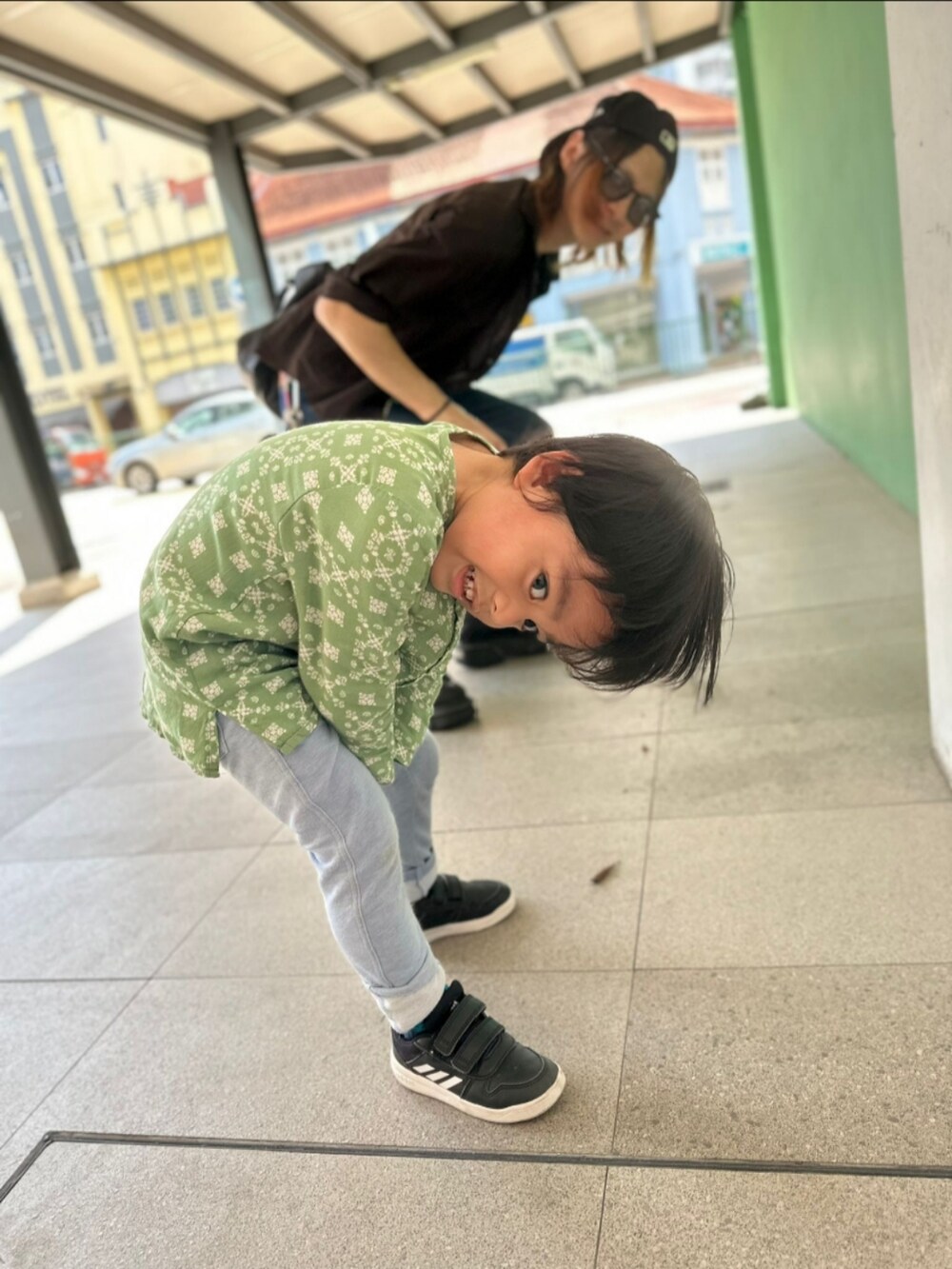 「リーバイス、デニム、パンク、グランジ、黒、ニューロック、ニューエラ、カジュアルコーデ、夏コーデ」｜「NEW ROCKのアイテム（ブーツ、ブラック系）」を使った、Tuna Shakeさん（メンズ・174cm）の秋コーディネートの2枚目の写真