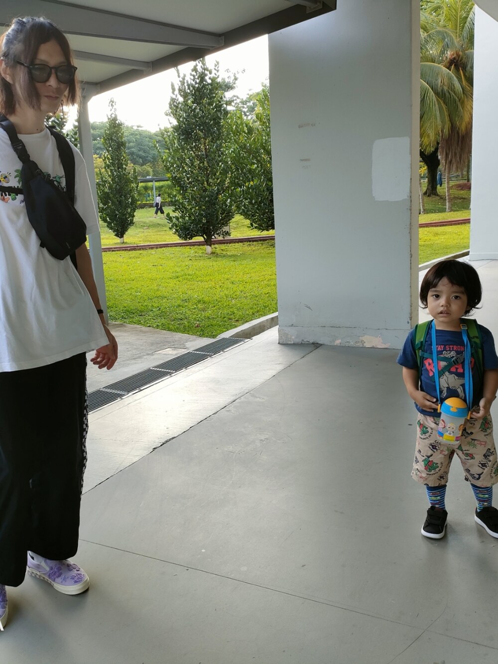 「VANS、カジュアル、スケータースタイル、summer、シンガポール、子育て、こどもコーデ」｜「UNIQLOのアイテム（Tシャツ/カットソー、ホワイト系）」を使った、Tuna Shakeさん（メンズ・175cm）の春コーディネートの2枚目の写真