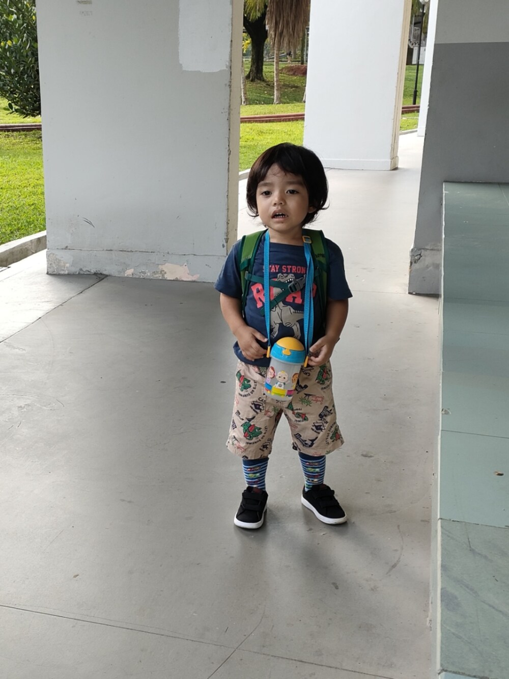 「VANS、カジュアル、スケータースタイル、summer、シンガポール、子育て、こどもコーデ」｜「UNIQLOのアイテム（Tシャツ/カットソー、ホワイト系）」を使った、Tuna Shakeさん（メンズ・175cm）の春コーディネートの3枚目の写真