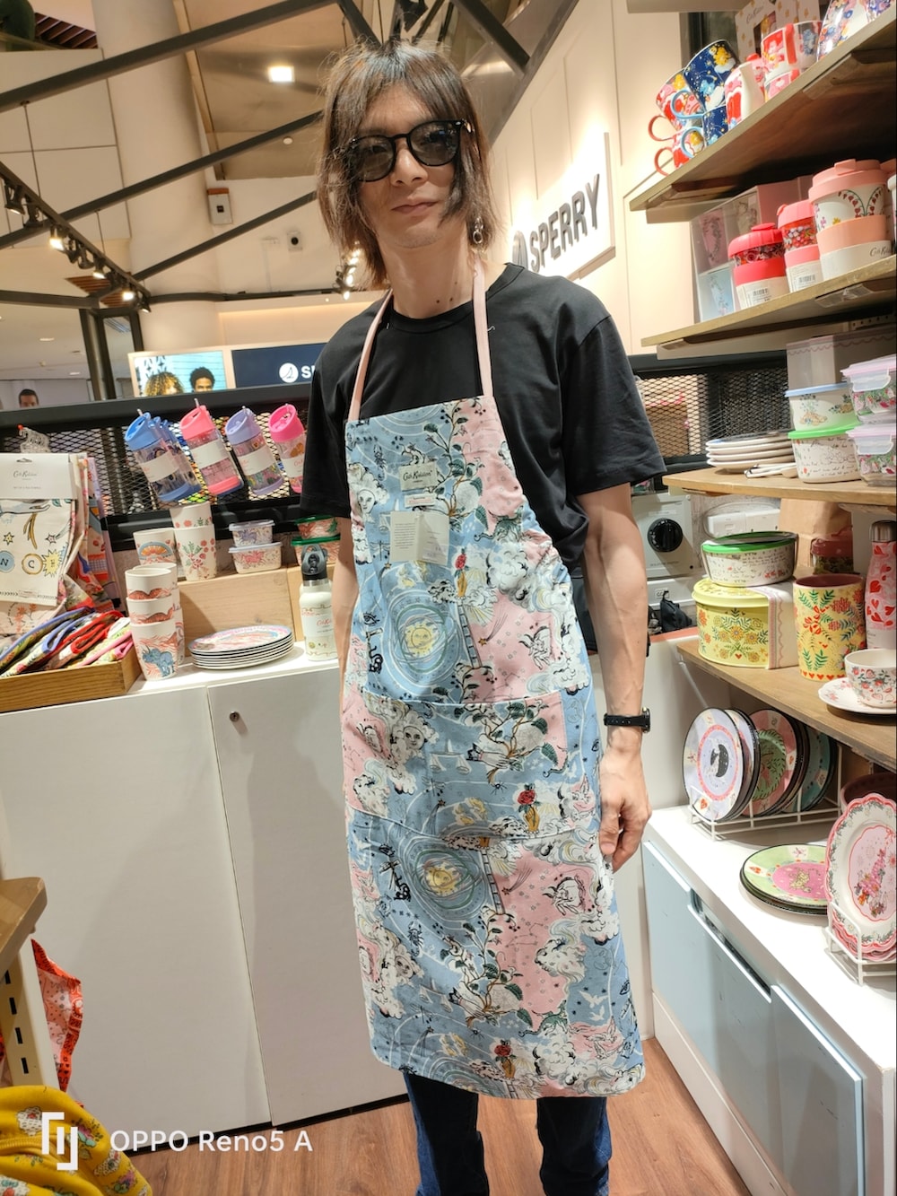 「料理教室コーデ、料理男子、幼稚園、保育士、子育て、シンガポール、夏」｜「Cath Kidstonのアイテム（エプロン、グリーン系）」を使った、Tuna Shakeさん（メンズ・175cm）の春コーディネートの2枚目の写真