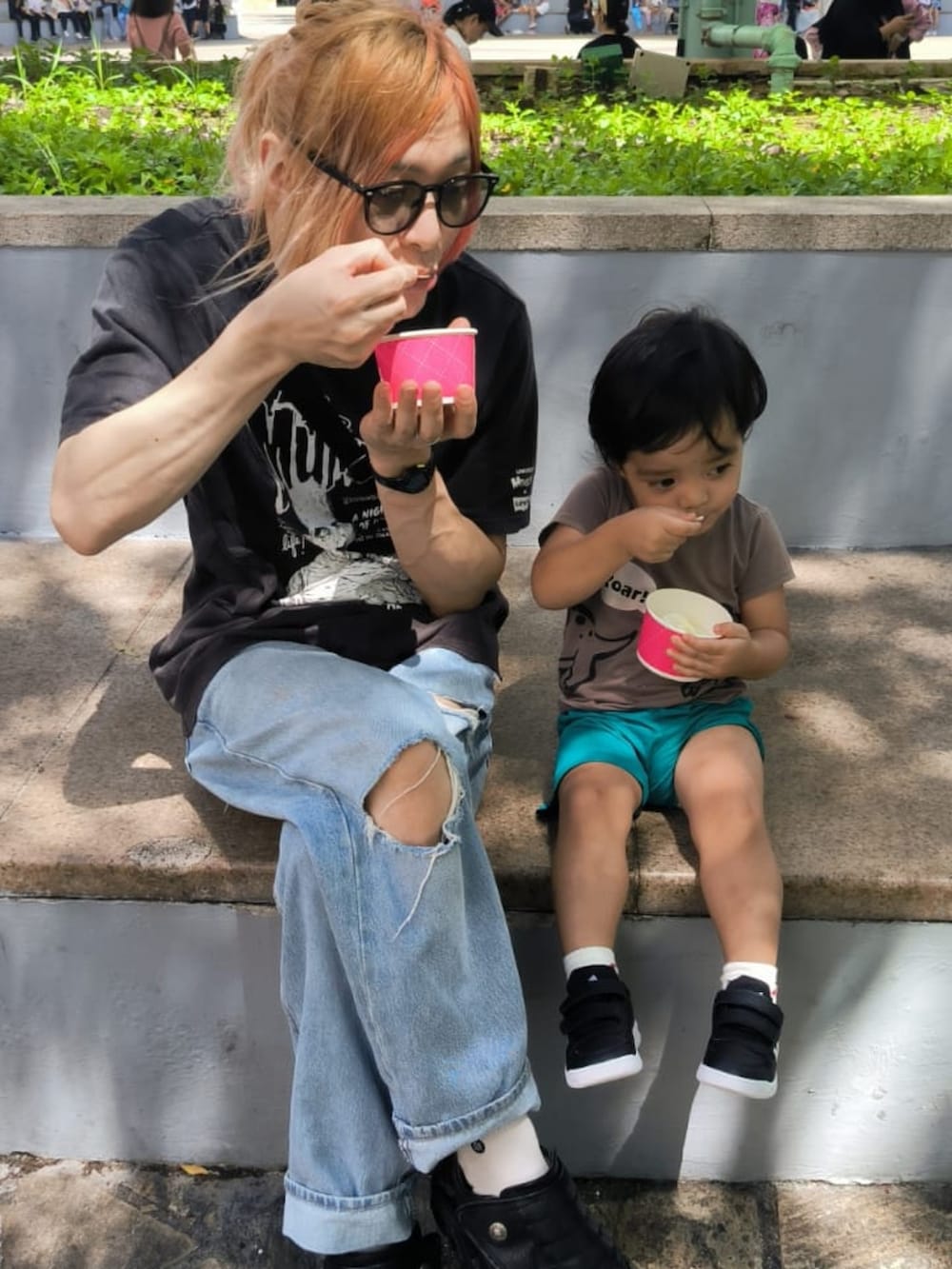 グレー系のTシャツ/カットソー、ブルー系のパンツ、ブラック系のスニーカーを着用したメンズの冬コーディネートの3枚目の写真