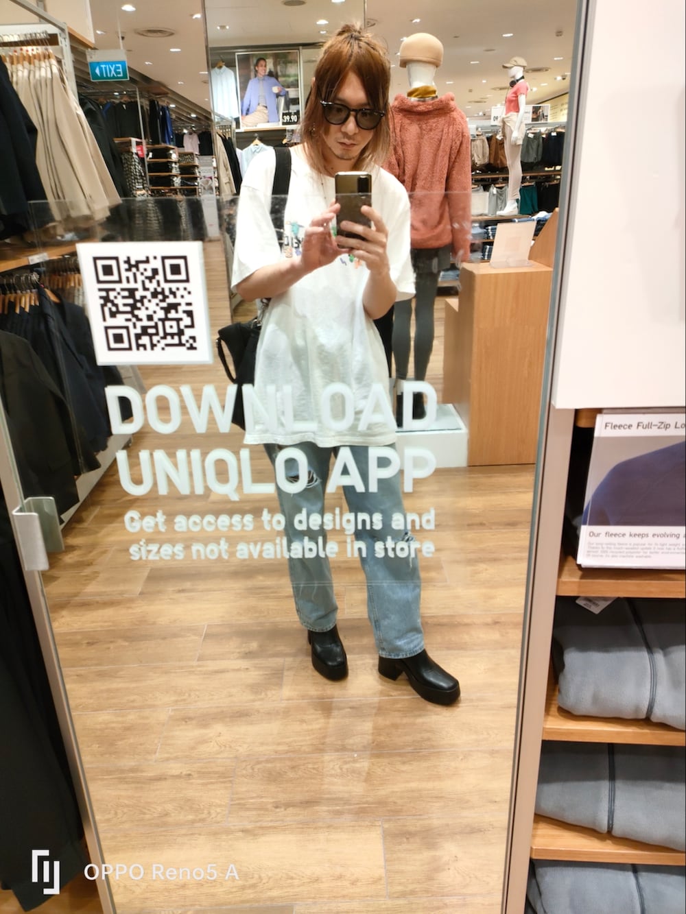 ホワイト系のTシャツ/カットソー、ブルー系のデニムパンツ、ブラック系のブーツを着用したメンズの冬コーディネートの2枚目の写真