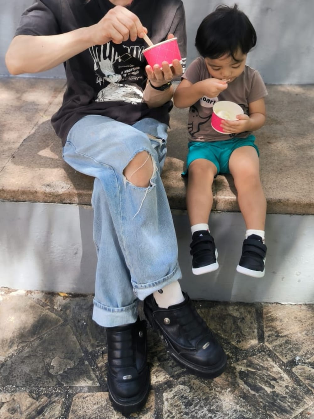 グレー系のTシャツ/カットソー、ブルー系のパンツ、ブラック系のスニーカーを着用したメンズの冬コーディネートの2枚目の写真