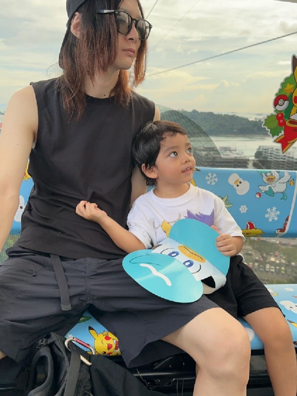 「UNIQLO、夏、ノースリーブ、黒、ハーフパンツ、シンガポール」｜「UNIQLOのアイテム（カーゴパンツ、ブラック系）」を使った、Tuna Shakeさん（メンズ・174cm）の冬コーディネートの3枚目の写真