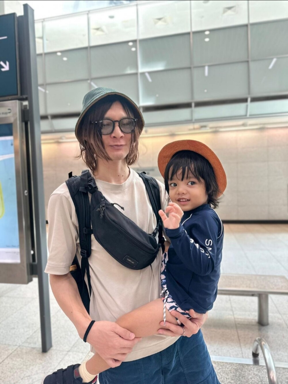 「summer、夏コーデ、baby、こどもコーデ、水着、スイムウェア、シンガポール、UNIQLO、カジュアル」｜「シンガポールで買ったやつのアイテム（水着、ブルー系）」を使った、Tuna Shakeさん（メンズ・175cm）の春コーディネートの2枚目の写真