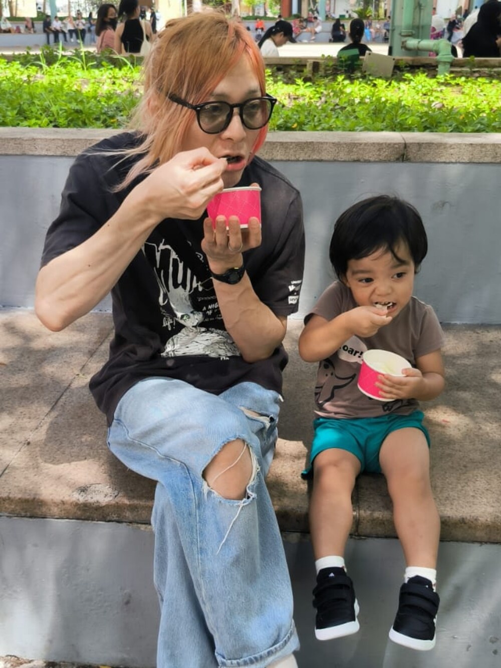 グレー系のTシャツ/カットソー、ブルー系のパンツ、ブラック系のスニーカーを着用したメンズの冬コーディネートの4枚目の写真