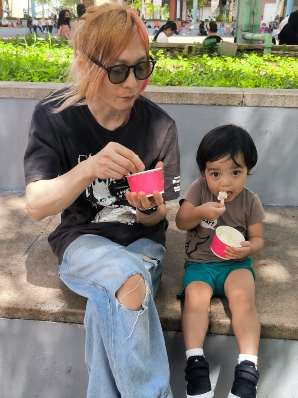 グレー系のTシャツ/カットソー、ブルー系のパンツ、ブラック系のスニーカーを着用したメンズの冬コーディネートの5枚目の写真