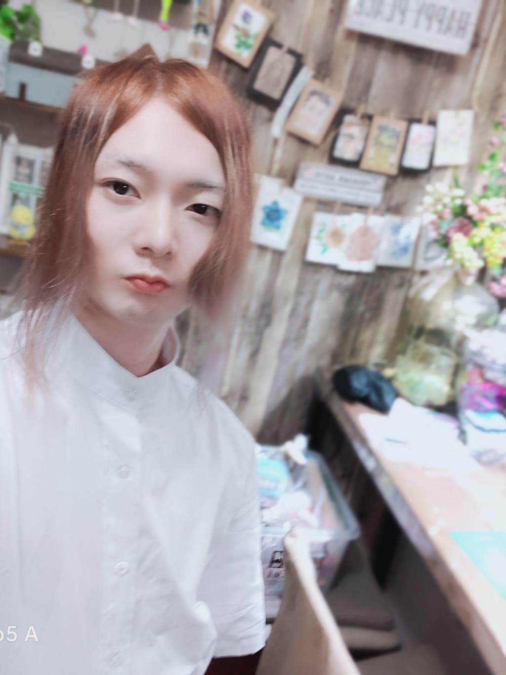 「未来のWEARISTAプロジェクト、summer、90's、VINTAGE、カフェ、レストラン、シェフパンツ、シェフシャツ、シンガポール」｜「シンガポールのカフェのワークシャツのアイテム（シャツ/ブラウス、ホワイト系）」を使った、Tuna Shakeさん（メンズ・175cm）の冬コーディネートの2枚目の写真
