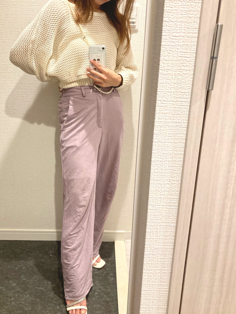 ホワイト系のシャツ/ブラウス、ピンク系のスラックス、ホワイト系のサンダルを着用したレディースの夏コーディネートの2枚目の写真