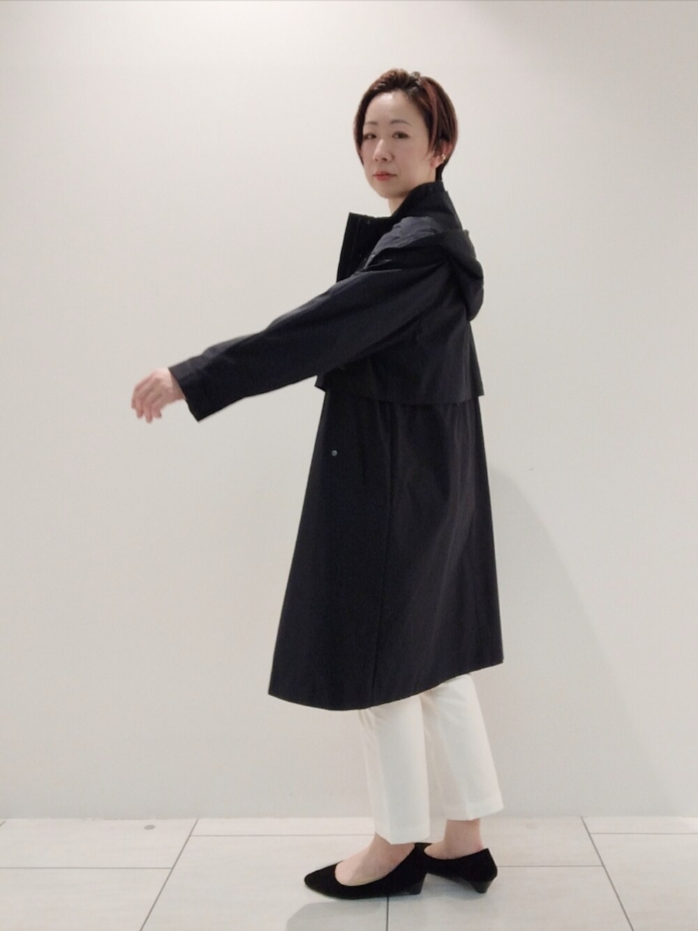 ブルー系のニット/セーター、ホワイト系のその他パンツ、ブルー系のその他アウターを着用したレディースの冬コーディネートの4枚目の写真