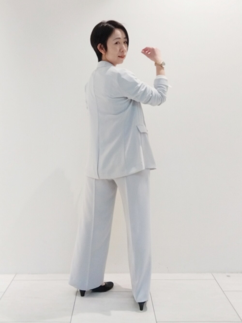 ホワイト系のTシャツ/カットソー、グレー系のタンクトップ、グレー系のスーツジャケットを着用したレディースの春コーディネートの5枚目の写真