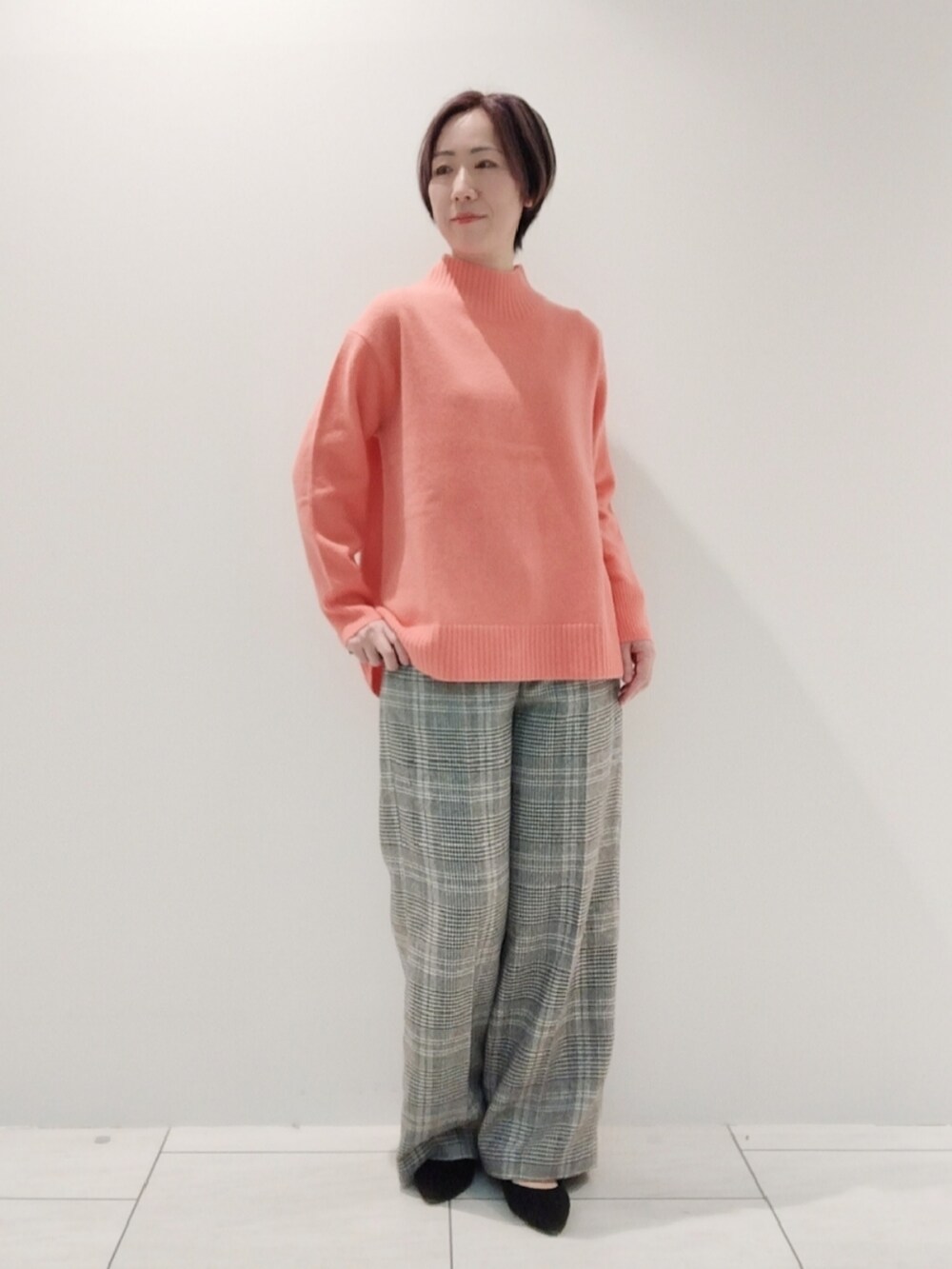 レッド系のニット/セーター、ホワイト系のその他パンツ、その他のその他を着用したレディースの冬コーディネートの2枚目の写真