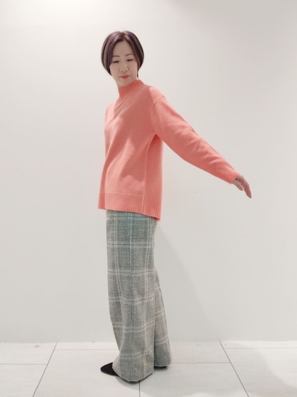 レッド系のニット/セーター、ホワイト系のその他パンツ、その他のその他を着用したレディースの冬コーディネートの3枚目の写真