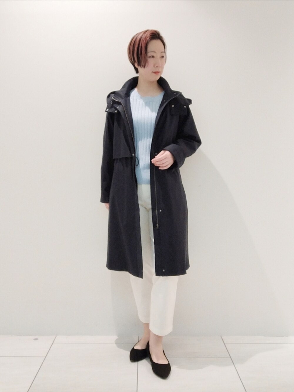 ブルー系のニット/セーター、ホワイト系のその他パンツ、ブルー系のその他アウターを着用したレディースの冬コーディネートの2枚目の写真