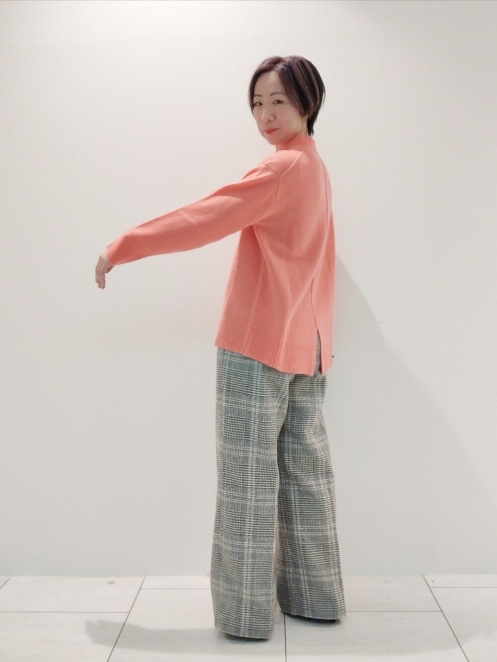 レッド系のニット/セーター、ホワイト系のその他パンツ、その他のその他を着用したレディースの冬コーディネートの4枚目の写真