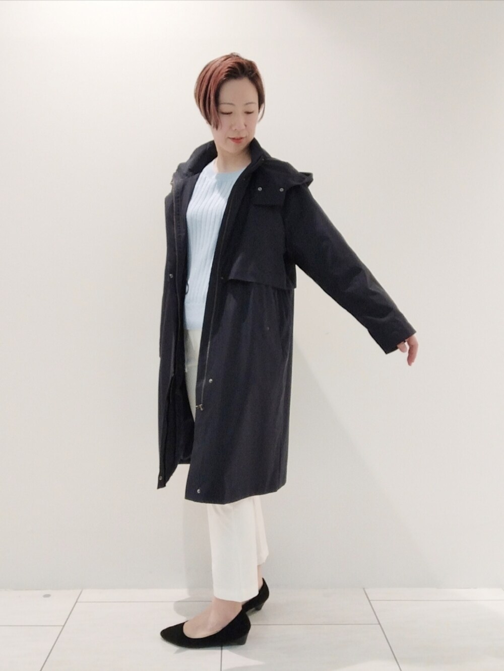 ブルー系のニット/セーター、ホワイト系のその他パンツ、ブルー系のその他アウターを着用したレディースの冬コーディネートの3枚目の写真