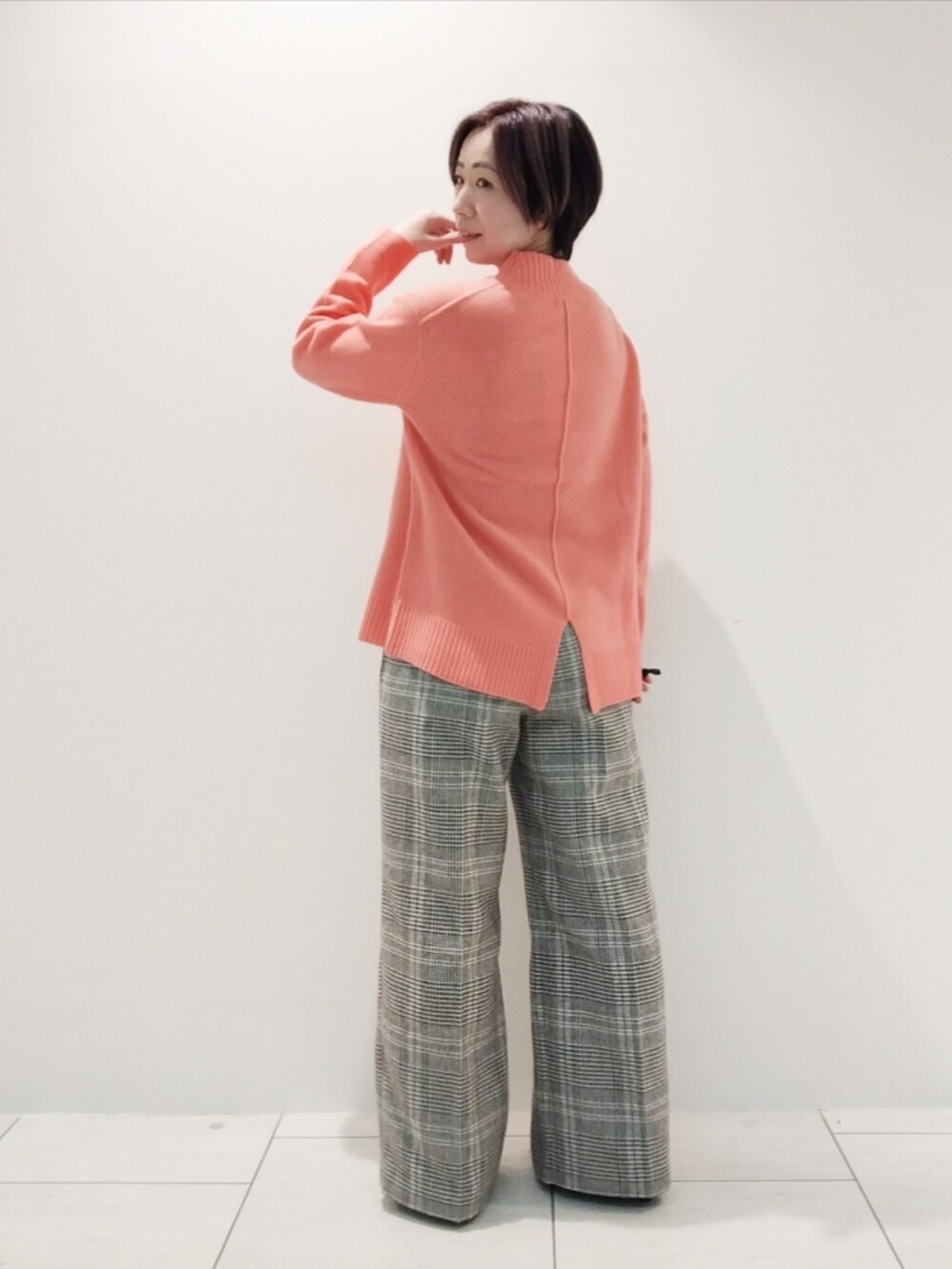 レッド系のニット/セーター、ホワイト系のその他パンツ、その他のその他を着用したレディースの冬コーディネートの5枚目の写真