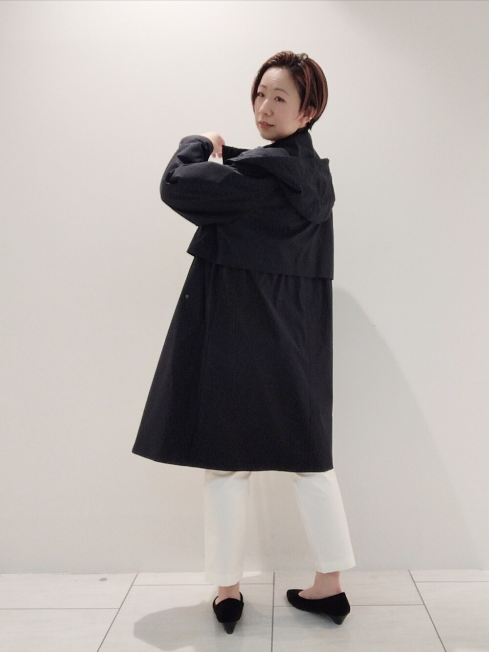 ブルー系のニット/セーター、ホワイト系のその他パンツ、ブルー系のその他アウターを着用したレディースの冬コーディネートの5枚目の写真
