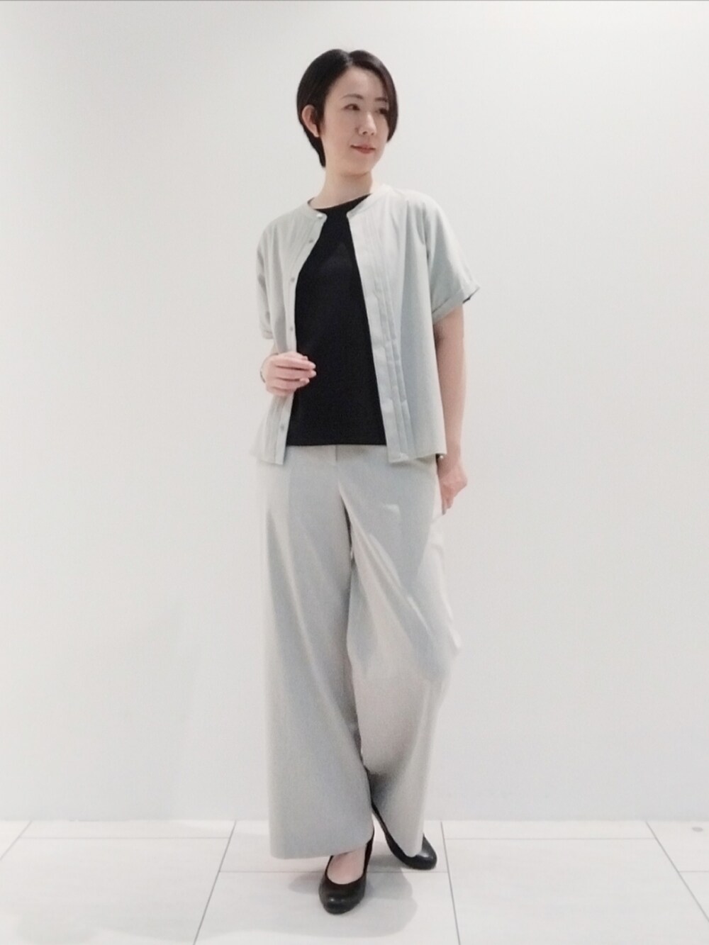 グレー系のシャツ/ブラウス、ブラック系のTシャツ/カットソー、グレー系のその他パンツを着用したレディースの夏コーディネートの2枚目の写真