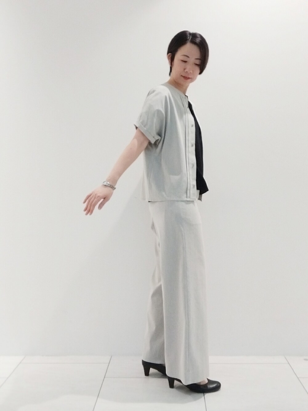 グレー系のシャツ/ブラウス、ブラック系のTシャツ/カットソー、グレー系のその他パンツを着用したレディースの夏コーディネートの3枚目の写真