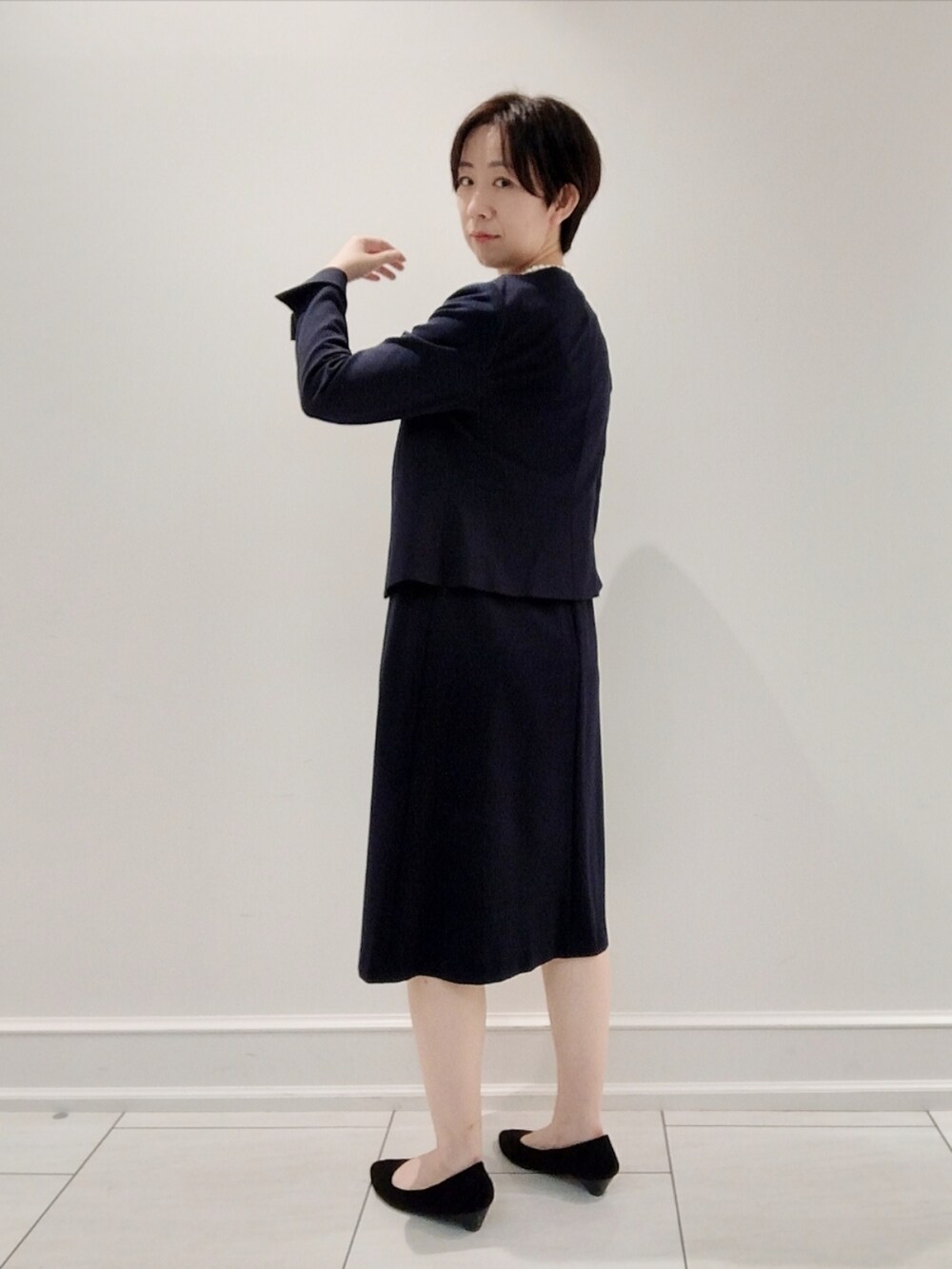 ブラック系のスーツジャケット、ブルー系のワンピース、その他のその他を着用したレディースの秋コーディネートの5枚目の写真