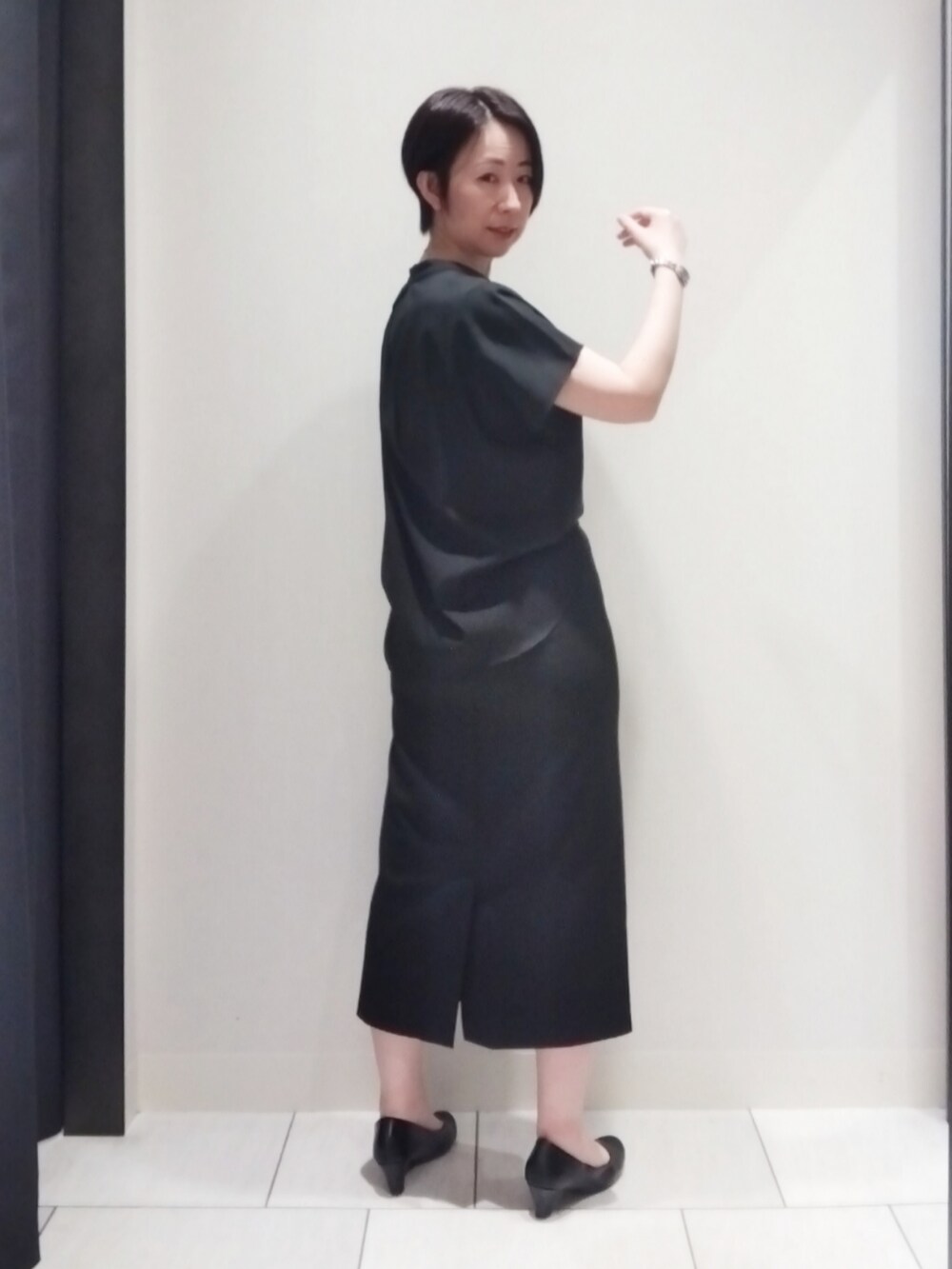 ブラック系のシャツ/ブラウス、ブラック系のスカート、その他のその他を着用したレディースの夏コーディネートの5枚目の写真