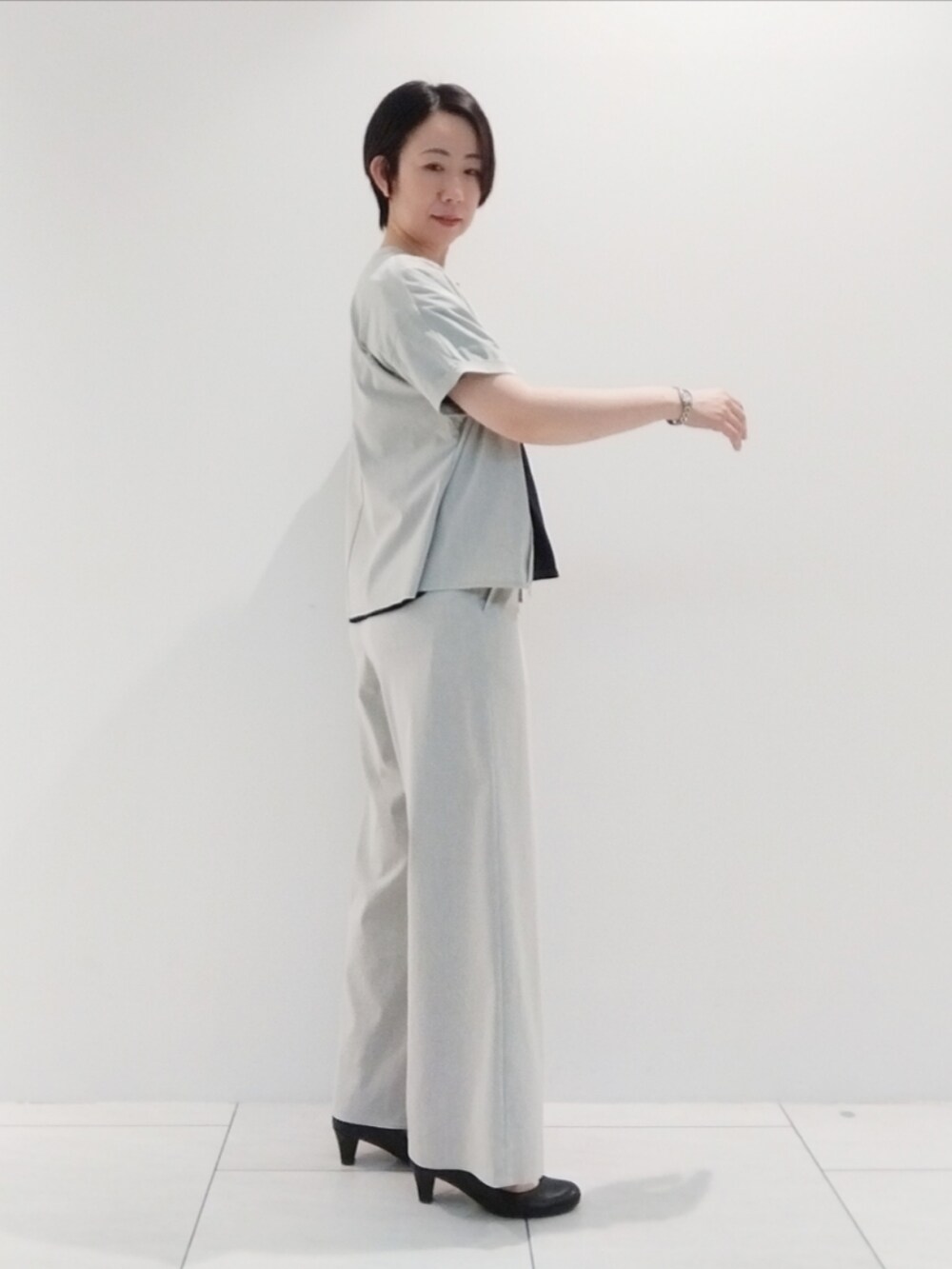 グレー系のシャツ/ブラウス、ブラック系のTシャツ/カットソー、グレー系のその他パンツを着用したレディースの夏コーディネートの4枚目の写真