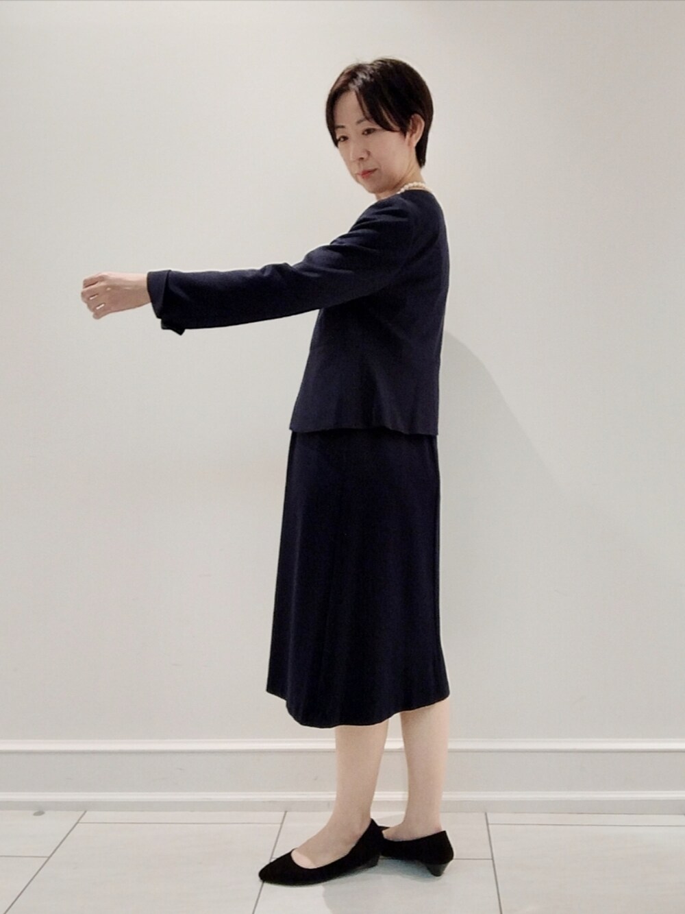 ブラック系のスーツジャケット、ブルー系のワンピース、その他のその他を着用したレディースの秋コーディネートの4枚目の写真